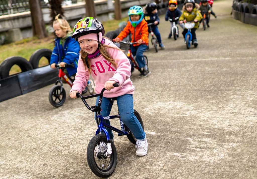 Беговелы для детей от 2 рейтинг. Ребенок на беговеле. Беговел тренажер. Беговел format Runbike 2019-2020, зеленый. Runbike Beck ALX.